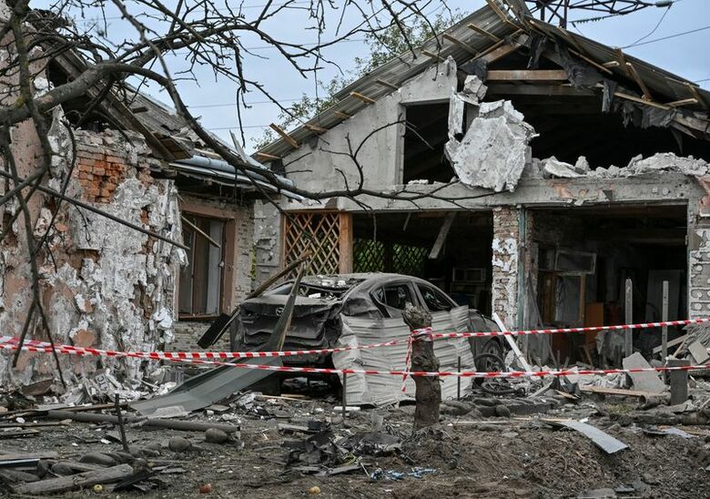 １０月１３日、ウクライナ西部リビウでロシアのドローン攻撃を受けた民間住宅　REUTERS
