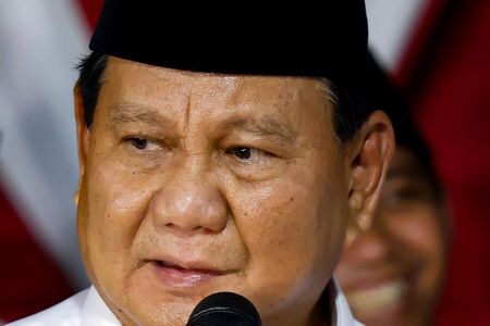 インドネシア次期大統領のプラボウォ国防相（写真）は１日、当選後初の外遊先の北京で中国の習近平国家主席と会談し、ジョコ現大統領の下での緊密な関係の継続を目指すと述べた。３月２０日撮影（２０２４年　ロイター／Willy Kurniawan）