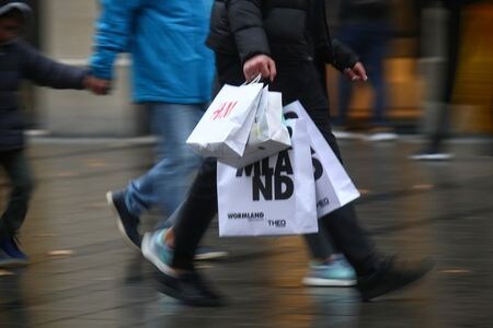 　２月２０日、ドイツの市場調査グループＧｆＫが発表した３月の独消費者信頼感指数は９．８で、前月の９．９（改定値）から小幅低下した。写真はミュンヘンで昨年１２月撮影（２０２０年　ロイター／Michael Dalder）