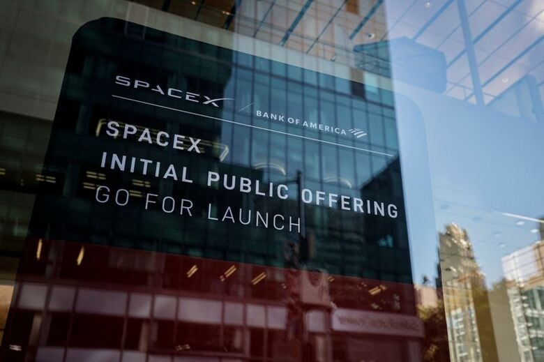 米ニューヨークのバンク・オブ・アメリカ・ビルに掲げられたスペースXの新規株式公開の掲示物、4日撮影　REUTERS/Jeenah Moon