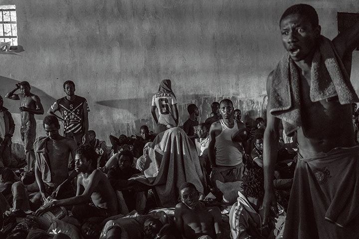 トリポリのシッカ通りにある収容所はリビア内務省が管轄。移民・難民の多くはサハラ砂漠以南の国々の出身で、劣悪な環境の中で本国送還を待つ