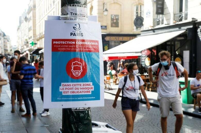 フランス政府は18日、新型コロナウイルス感染拡大抑制に向け引き続き在宅勤務を推奨するとしながらも、9月1日付でほぼ全ての職場でマスク着用を義務化すると発表した。パリで13日撮影(2020年　ロイター/CHARLES PLATIAU)
