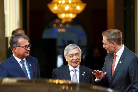 日銀の黒田東彦総裁は１０日、参院財政金融委員会で半期報告を行い、金融・為替市場の動向やその経済・物価へ影響を十分注視する必要があるとの見解を示した。写真は、２０２２年５月１９日にドイツ・ボン近郊で開催されたＧ７財務相・中銀総裁会議に出席した際の黒田総裁（中央）（２０２２年　ロイター／Thilo Schmuelgen）