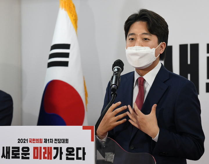 韓国政界には若手のホープが登場（6月11日、最大野党の代表に選ばれた36歳の李俊錫）　Kim Min-Hee-REUTERS