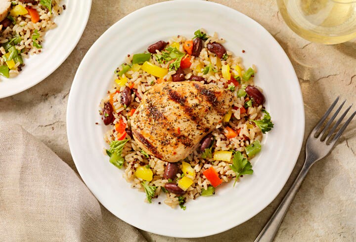 糖質制限ダイエットはおすすめしないという津川友介氏。白米を玄米に置き換えれば、健康的にダイエットできるだけでなく、大腸がんや糖尿病のリスクも減らせると言う。LauriPatterson  - iStockphoto