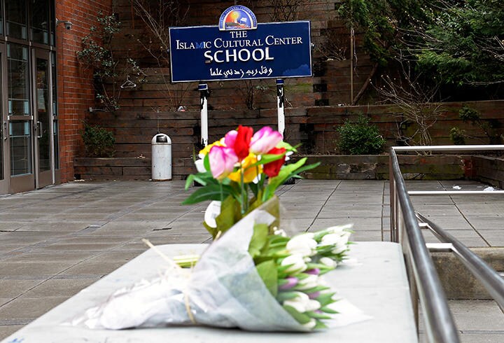 NZテロの直後NYイスラーム文化センター前に捧げられた献花（2019年3月15日）　RASHID ABBASI-REUTERS