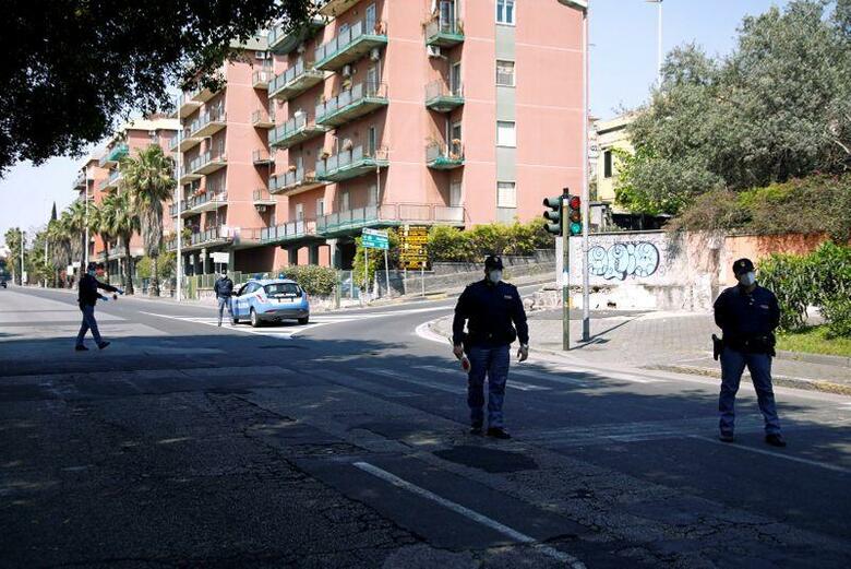 イタリア保健当局によると、12日時点で新型コロナウイルス感染症による新たな死者は４３１人で、前日の６１９人から減少。３月１９日以降で最少となった。シチリア島のカターニアで撮影（２０２０年　ロイター/Antonio Parrinello）