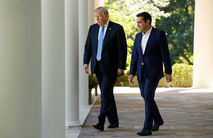 ホワイトハウスを歩くトランプとギリシャのアレクシス・ツィプラス首相（2017年10月）Joshua Robertsct- REUTER