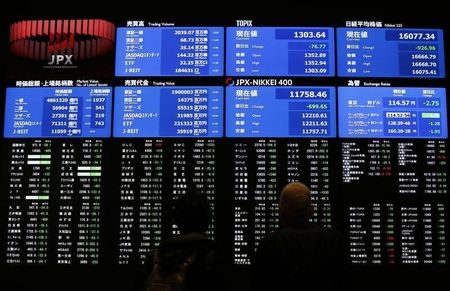 　２月９日、東京市場は、欧米市場でのドル安・株安を引き継いでリスクオフ心理が強まり、日経平均<.N225>は前日比９００円超の下落となった。ドル／円<JPY=EBS>は一時、１１４．２０円と２０１４年１１月以来の安値を記録。長期金利<JP10YTN=JBTC>は、主要７カ国（Ｇ７）で初めてマイナスとなり、一時、マイナス０．０３５％まで低下した。都内で撮影（２０１６年　ロイター/Issei Kato）