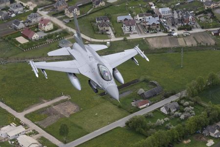 　ノルウェーのグラム国防相は５月２４日、Ｆ１６戦闘機の操縦訓練をウクライナに提供することを支援すると述べた。写真はパトロール中のノルウエー空軍のＦ１６。リトアニア上空で２０１５年５月撮影（２０２３年　ロイター/Ints Kalnins）