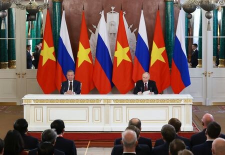 　５月１１日、ベトナムとロシアは、ベトナム国内での原子力発電所建設に向け、迅速に交渉を進め、協定に署名することで合意したと発表した。写真は、ロシアのプーチン大統領とベトナムのトー・ラム共産党書記長。５月１０日、モスクワで撮影（２０２５年　ロイター/Anton Vaganov）