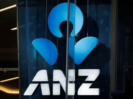 　８月１７日、オーストラリアの銀行大手ＡＮＺグループ・ホールディングスは１７日、返済が期限よりも９０日以上遅れている住宅ローンが第３・四半期（４─６月）に小幅ながら増加したと発表した。写真はＡＮＺのロゴ。シドニーで２０１８年４月撮影（２０２３年　ロイター／Edgar Su）