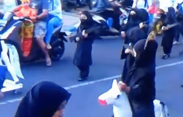 衣裳さえ違っていれば微笑ましい光景になっていたのに──　(c) CNN Indonesia / YouTube