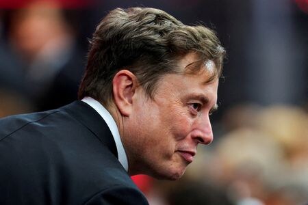 　米電気自動車（ＥＶ）テスラの株主は１１月６日の年次総会で、イーロン・マスク最高経営責任者（ＣＥＯ、写真）に対する最大１兆ドルの報酬案を承認するかどうか投票で決める。９月２１日、米アリゾナ州のグレンデールで撮影（２０２５年　ロイター/Daniel Cole）