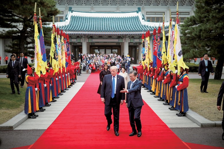 韓国は朝鮮半島問題で「運転席」に座る（昨年11月の米韓首脳会談）　KIM HONG-JI-REUTERS