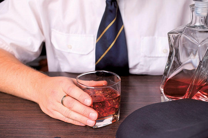 パイロットだって酒は飲むが……　AMBROZINIO／SHUTTERSTOCK