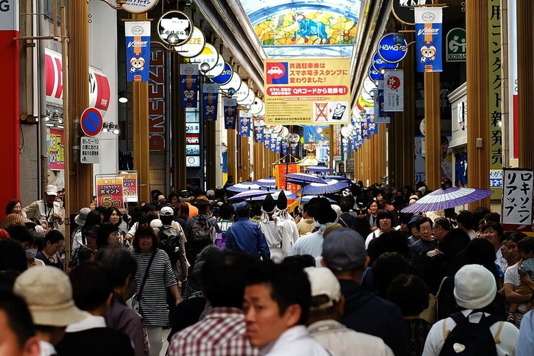 不特定多数の人が集まる場所は、心理的に「入りやすく見えにくい場所」といえる（2019年9月、長崎）　Zeestudio-shutterstock