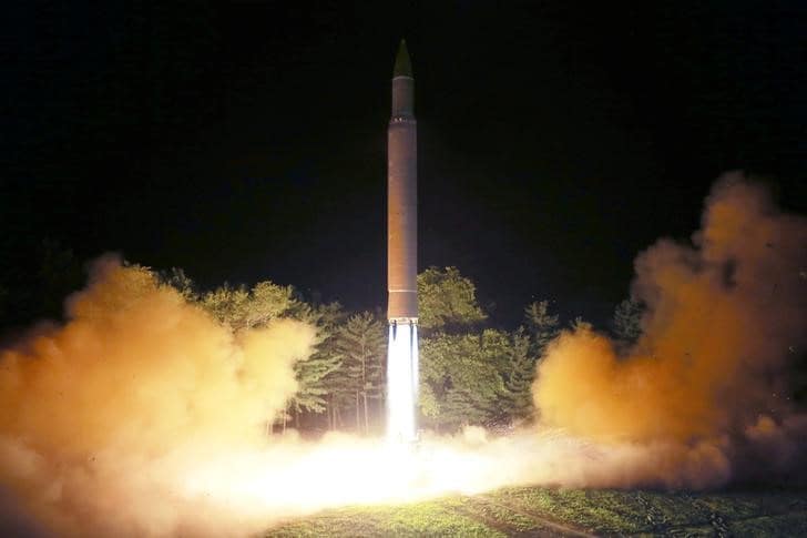 ７月３１日、米政府当局筋によると、北朝鮮が２８日夜に行った大陸間弾道ミサイル（ＩＣＢＭ）発射実験を分析した結果、北朝鮮のミサイルが米国本土の大半に到達可能であることが分かった。写真はミサイルの発射の瞬間、７月２９日撮影（２０１７年　ロイター／KCNA）