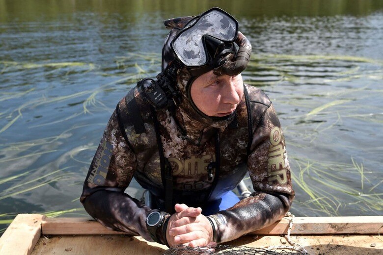 ダイビングの合間に休憩するプーチン大統領（2017年8月）　Sputnik/Alexei Nikolsky/Kremlin via REUTERS