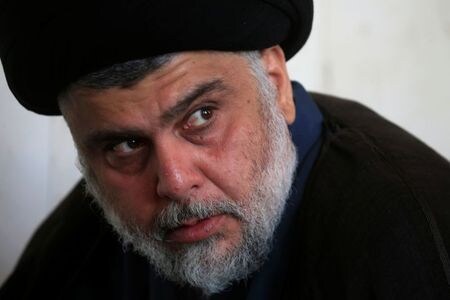 イラクで強い影響力を持つイスラム教シーア派指導者のサドル師は８日、イランと米国双方が緊張緩和の姿勢を示したことを受け、イラクが直面する危機は終わったとの考えを示し、民兵組織に攻撃を控えるよう呼び掛けた。ナジャフで昨年１１月撮影（２０２０年　ロイター/ALAA AL-MARJANI）