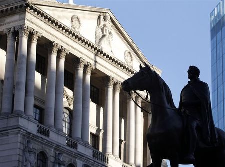 １１月５日、イングランド銀行（英中銀）は政策金利を過去最低の０．５０％に据え置くことを決定した。写真は２０１１年２月、ロンドンの英中銀（２０１５年　ロイター/Chris Helgren）