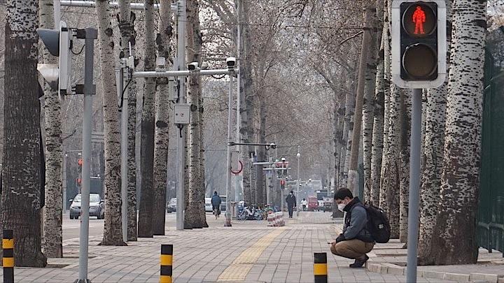 新型コロナウイルスをめぐり、中国当局と中国市民の間で密かに攻防が幕を開けたという＝写真は3月8日の北京市街（筆者撮影）