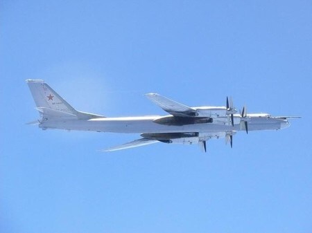 　８月２４日、核兵器を搭載できるロシアの戦略爆撃機が朝鮮半島周辺を飛行したことが明らかになった。写真は戦略爆撃機「ツポレフ９５」、２３日撮影、防衛省提供（２０１７年　ロイター）