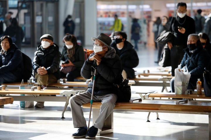 感染が拡大する日本への国民の関心は高い（写真は2月10日、ソウル駅）Heo Ran-REUTERS