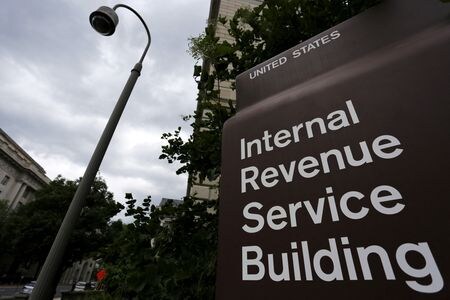 　８月２３日、米内国歳入庁（ＩＲＳ）のレティグ長官は、交流サイト（ＳＮＳ）で同庁や職員に関する誤った情報や脅迫が多数投稿されていることを受け、セキュリティー対策を見直す方針を示した。米首都ワシントンで２０１５年５月撮影（２０２２年　ロイター/Jonathan Ernst）