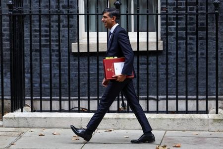 　１１月２４日、英政府が減税や投資優遇措置を発表したのを受け、スナク首相（写真）率いる与党保守党の支持率が４％ポイント上がったことが、英タイムズ氏が報じたユーガブの世論調査結果で分かった。写真はロンドンで２２日撮影（２０２３年　ロイター／Hannah McKay）