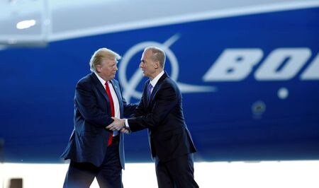 　１２月１９日、トランプ米大統領は今週、米航空機大手ボーイングのデニス・ミューレンバーグ最高経営責任者（ＣＥＯ）と電話会談し、旅客機「７３７ＭＡＸ」の状況について尋ねた。写真はサウスカロライナ州のノースチャールストンで握手を交わす両氏。２０１７年２月撮影（２０１９年　ロイター/Randall Hill）