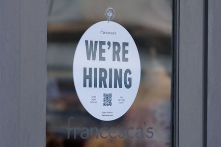 米労働省が３日発表した７月の雇用動態調査（ＪＯＬＴＳ）によると、求人件数は７１８万１０００件と前月から１７万６０００件減少した。カリフォルニア州エンシニータスで８月撮影（２０２５年　ロイター/Mike Blake）