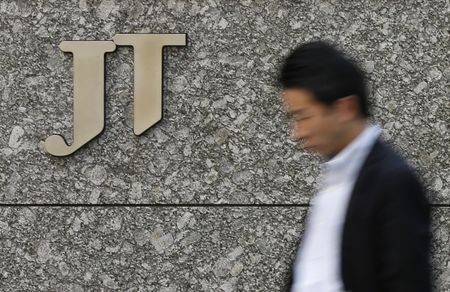 　４月２８日、ＪＴは、ロシアのたばこ事業をグループから分離する方針を明らかにした。他社への売却を含めて検討する。写真は同社のロゴ。２０１３年２月、都内で撮影（２０２２年　ロイター/Toru Hanai）