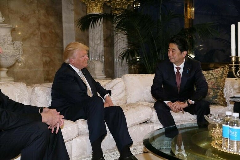 １１月１７日、米国を訪問中の安倍晋三首相は、ドナルド・トランプ次期米大統領と会談した。会談終了後、両者は友好関係の構築を強調して見せたが、環太平洋連携協定（ＴＰＰ）をめぐる隔たりはなお大きい。提供写真（２０１６年　ロイター /Cabinet Public Relations Office/HANDOUT via Reuters）