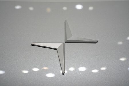 　中国自動車大手、浙江吉利控股集団傘下のスウェーデンの電気自動車（ＥＶ）メーカー、ポールスター・オートモーティブのトーマス・インゲンラート最高経営責任者（ＣＥＯ）は２３日遅く、地政学的な緊張の高まりを踏まえ、中国国外での生産拡大の取り組みを加速していると明らかにした。ポールスターのロゴの資料写真(２０２４年　ロイター/David Dee Delgado)