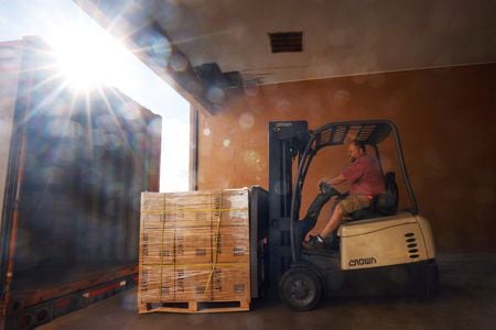 ８月の米総合購買担当者景気指数（ＰＭＩ）速報値は４５と７月改定値の４７．７から低下し、２０２１年２月以来１年半ぶりの低水準となった。写真は昨年１１月、マサチューセッツ州で撮影（２０２２年　ロイター/