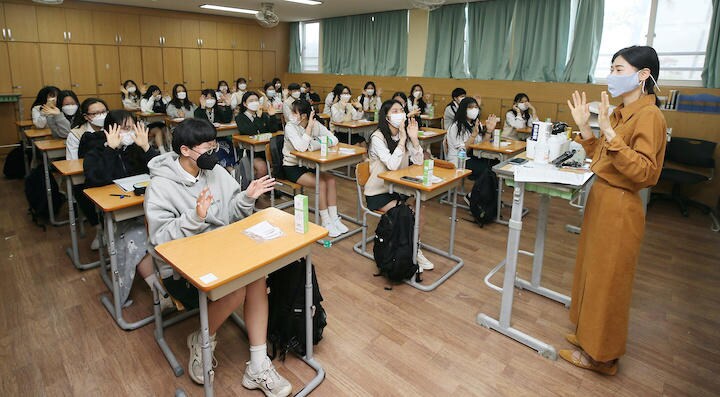 学校は再開したが、コロナ後の失業対策はこれからだ（写真は5月20日、チェジュ市の高校）　Yonhap/REUTERS