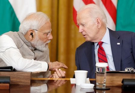 　米政権高官は、インドからの独立を支持するシーク教徒の男性を米国内で殺害する計画を米当局が阻止したと明らかにした。インド政府が関与していた可能性を巡り同国に懸念を伝えたという。写真はバイデン米大統領（右）とインドのモディ首相。米ワシントンのホワイトハウスで６月撮影（２０２３年　ロイター／Evelyn Hockstein）