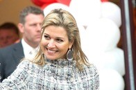 「ファッショニスタ過ぎる」...オランダ・マキシマ王妃のドレスは穴だらけ？