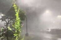 「なんて恐ろしいんだ...」竜巻がホテルを直撃...命懸けで撮影された映像