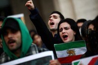 イランの抗議デモ、「ナイキ」が象徴的な存在となった理由...世界で注目された「1枚の写真」とは