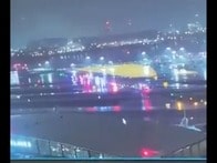 着陸中に「消防車に衝突」...ラガーディア空港「事故の瞬間」を捉えた監視カメラ映像が公開に