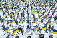 墓標には生前の笑顔の写真が...ウクライナの戦没者墓地が語りかけてくることとは