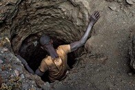 少女は赤ん坊を背負いながらコバルトを掘る──クリーンエネルギーの不都合な真実