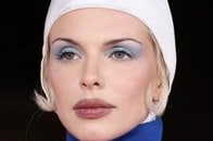 ジュリア・フォックスも挑戦！ネイキッドドレスの流行が止まらない