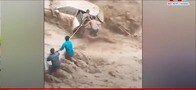 インド、集中豪雨で川が氾濫　流されたクルマから女性を救い出せ