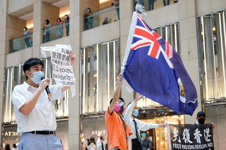 イギリス植民地時代の香港の旗を振る民主化デモの参加者　TYRONE SIU-REUTERS