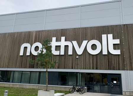 　５月１２日、スウェーデンのリチウムイオン電池メーカー、ノースボルトは１２日、数十億ユーロを投じてドイツに電気自動車（ＥＶ）用電池工場を建設すると発表した。写真はスウェーデンのベステルオースにある同社の施設。２０２１年９月撮影（２０２３年　ロイター／Helena Soderpalm）