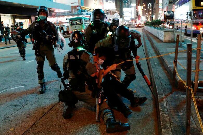 香港メディアの報道によると、民主化を求めるデモで200人超が逮捕された。写真は10日、香港でデモ参加者を拘束する警官（2020年　ロイター/Tyrone Siu）