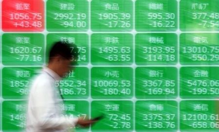 3月30日、東京都内の株価ボード前で撮影。REUTERS/Issei Kato